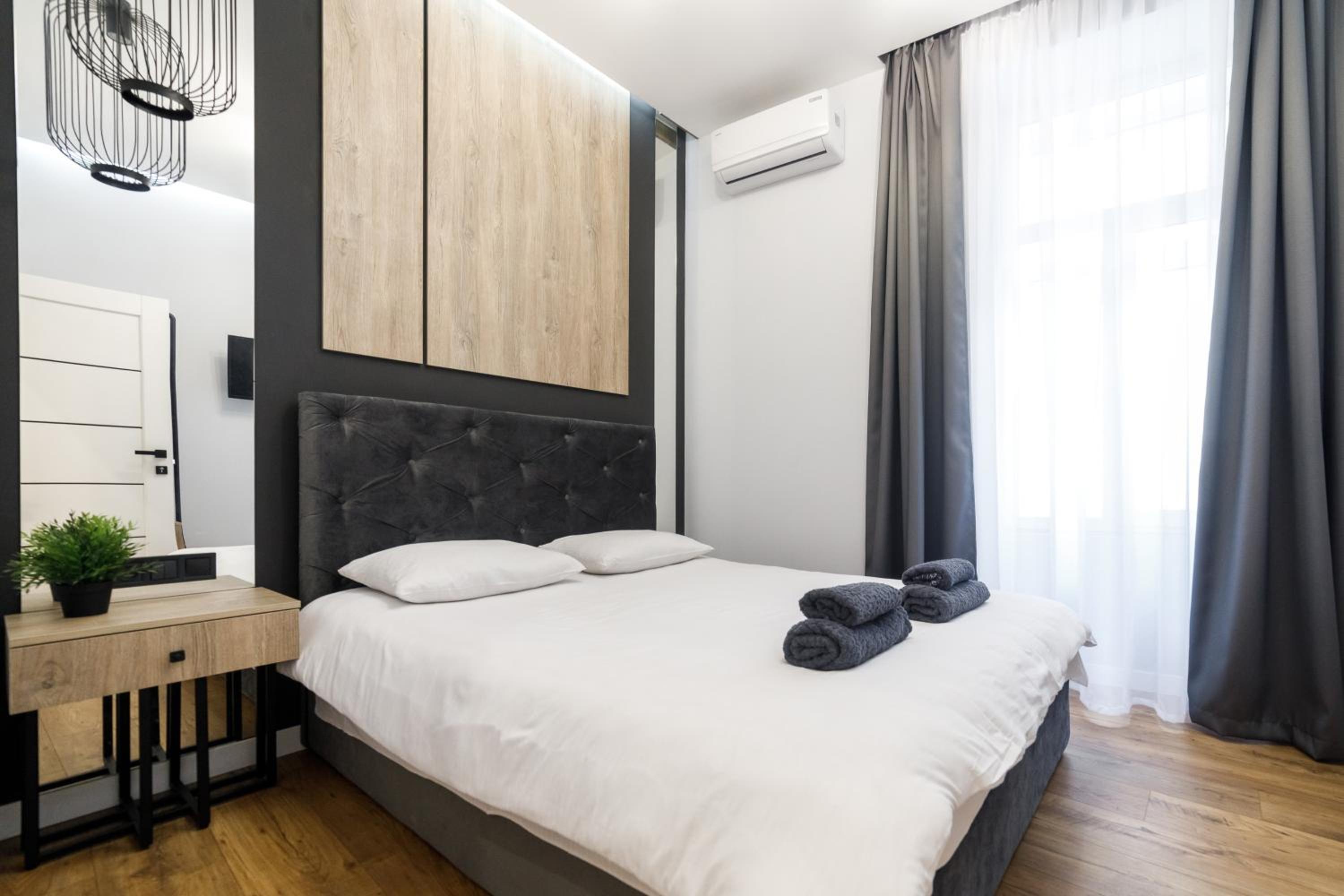 Royal apartment on Hmelnytskogo 37 view 3