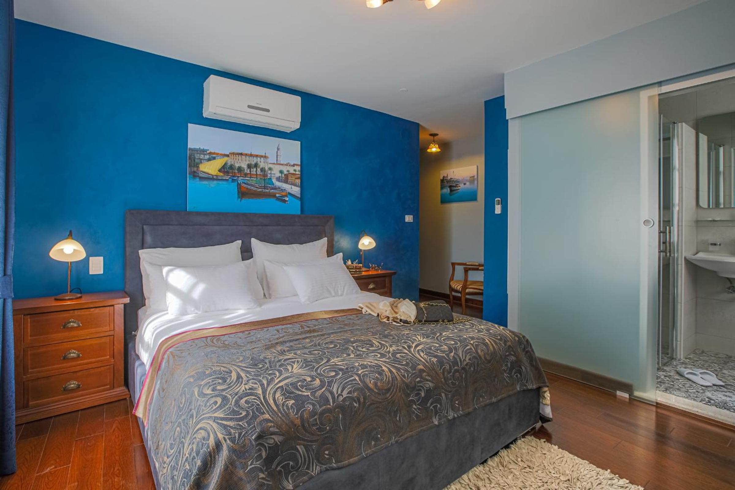 Theatre luxury rooms — photo 21