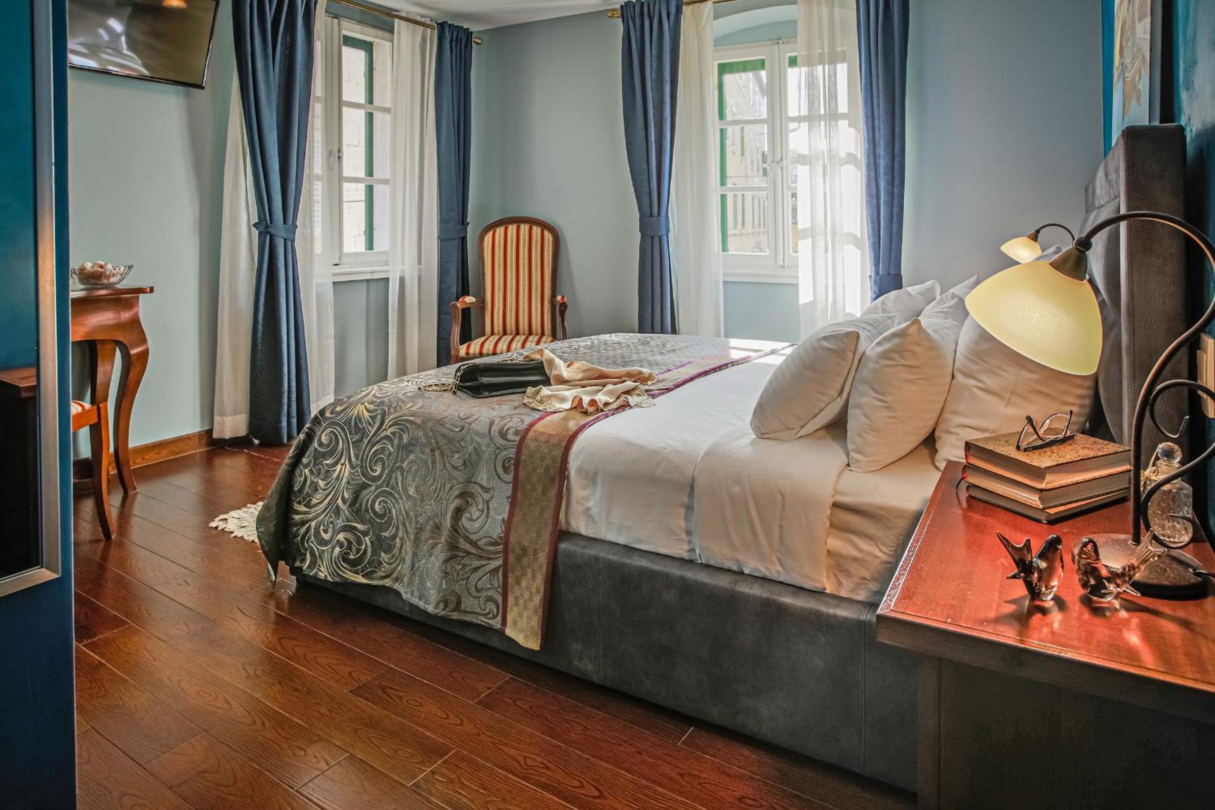 Theatre luxury rooms — photo 13