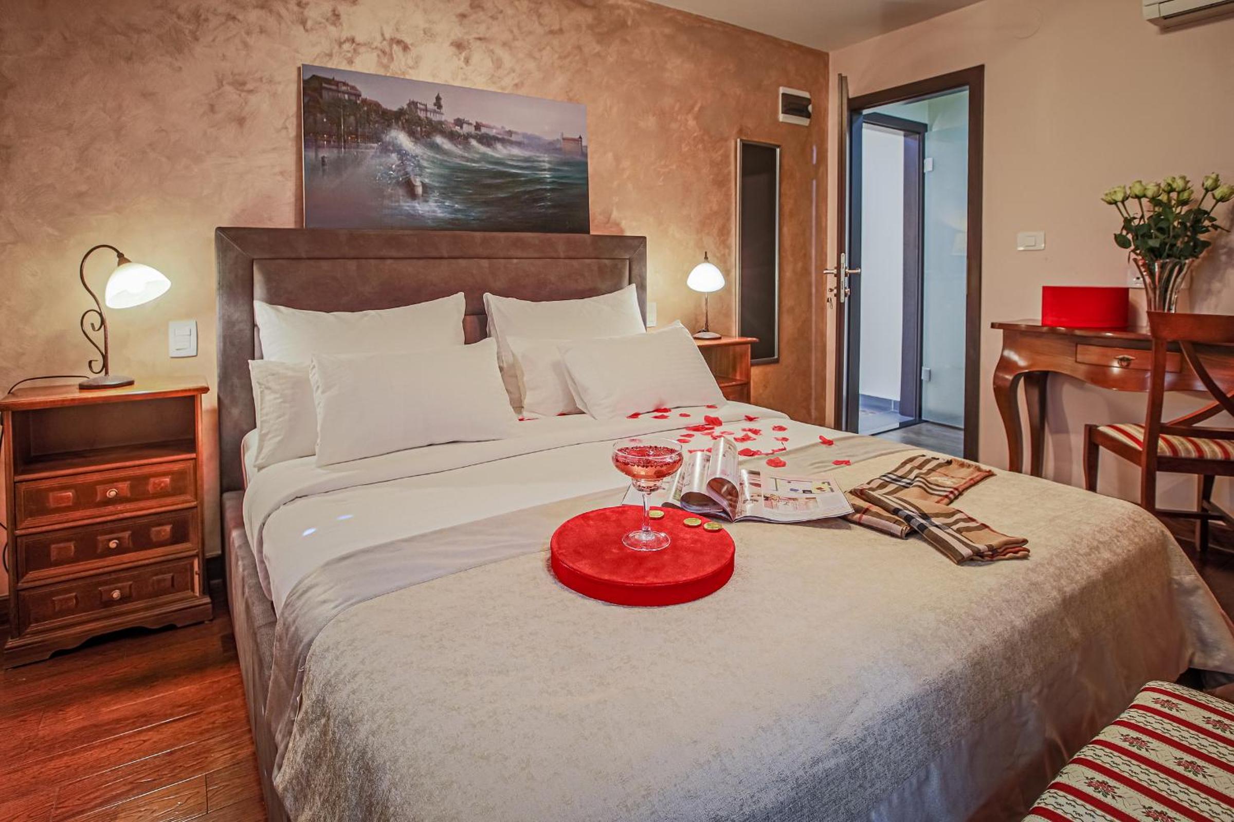 Theatre luxury rooms — photo 15
