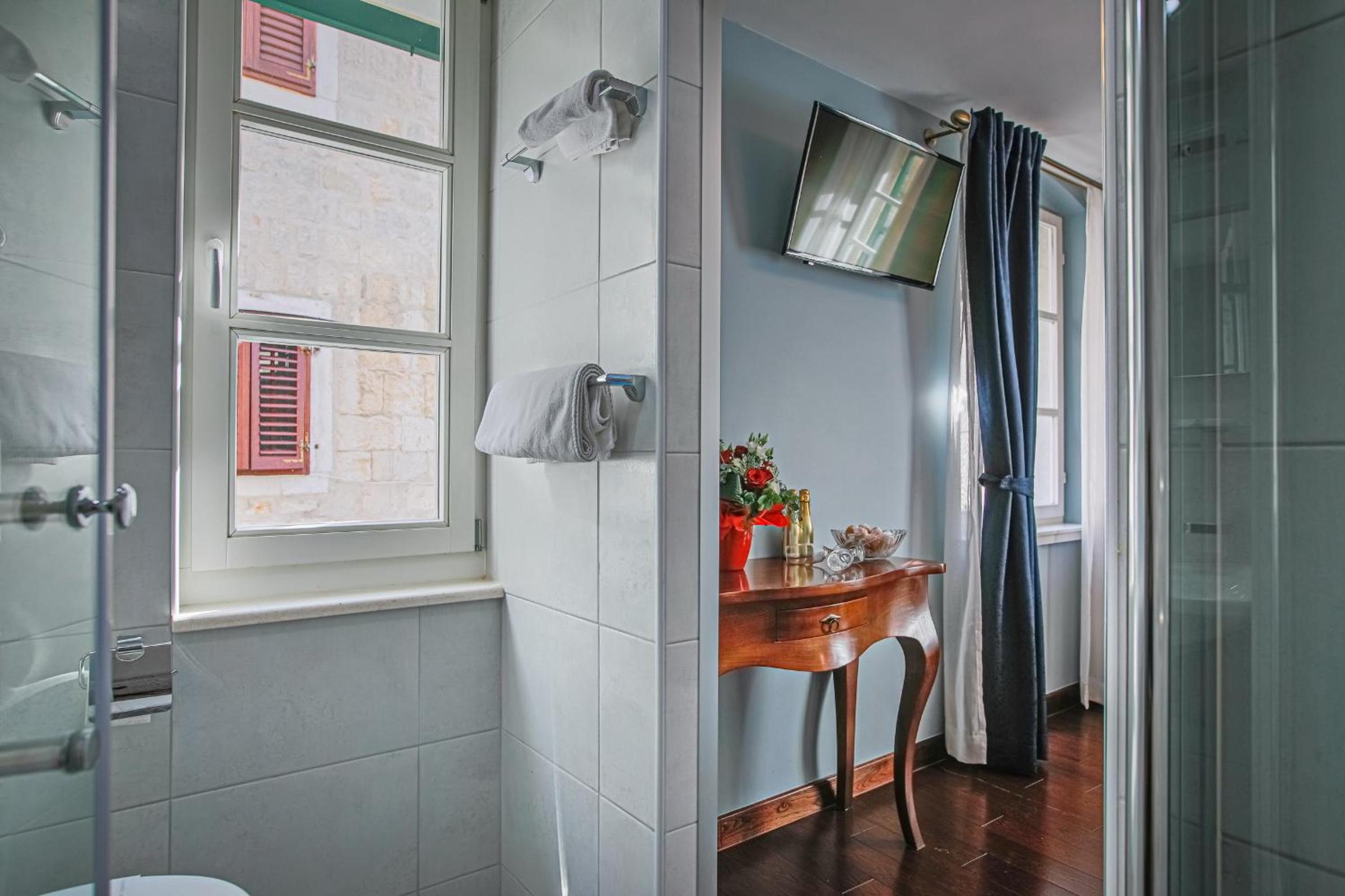 Theatre luxury rooms — photo 26