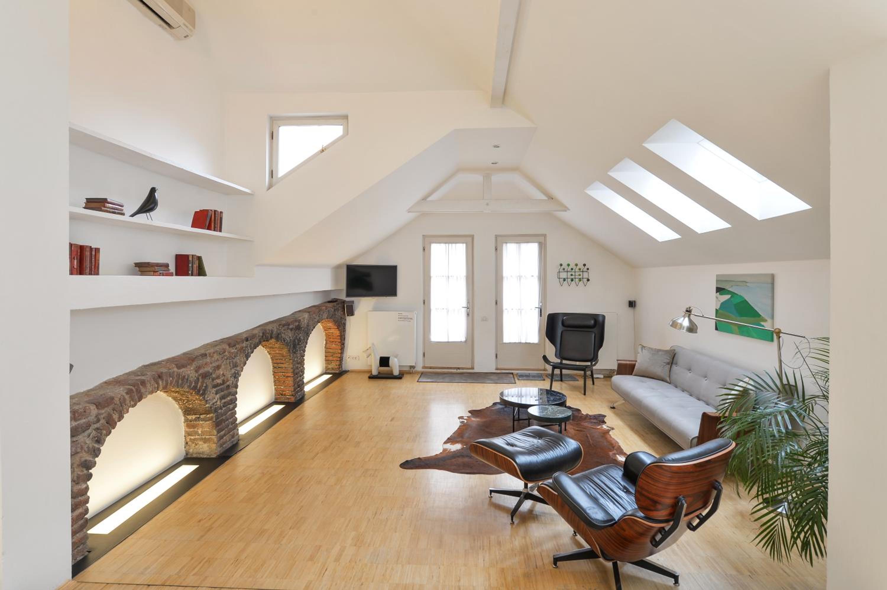 Eclectic Loft with Terrace