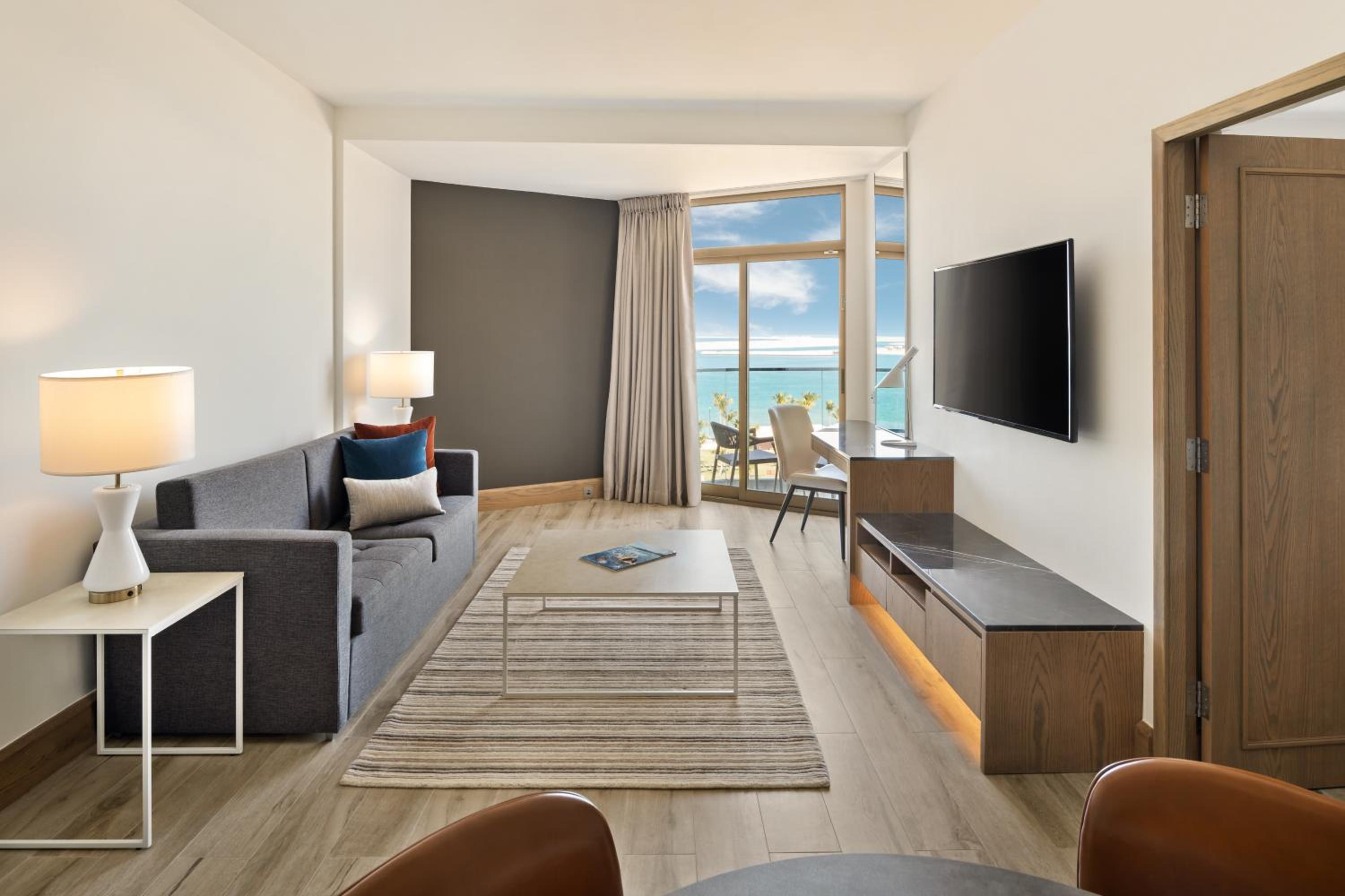 JA Beach Hotel, Dubai