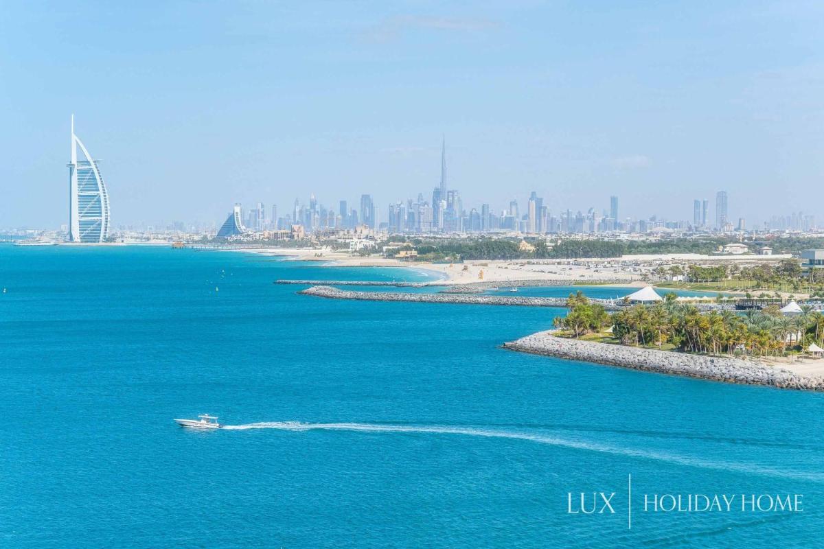LUX - Opulent Island Suite Burj Khalifa View 2