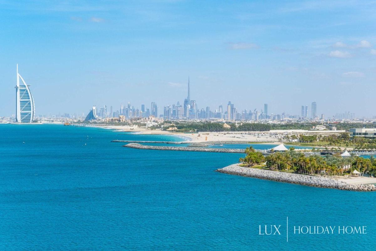 LUX - Opulent Island Suite Burj Khalifa View 2