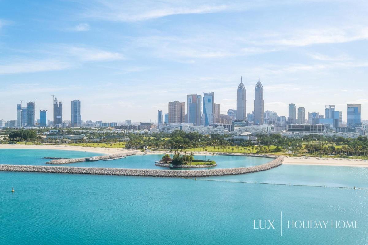LUX - Opulent Island Suite Burj Khalifa View 2