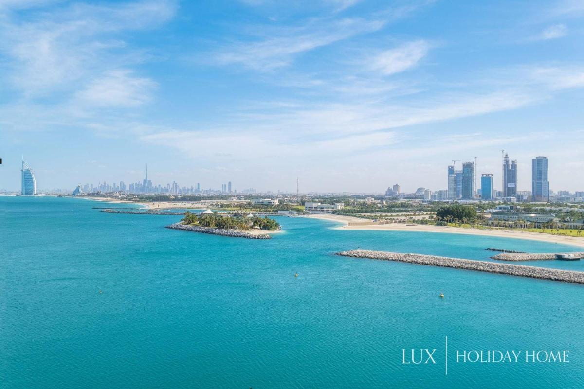 LUX - Opulent Island Suite Burj Khalifa View 2