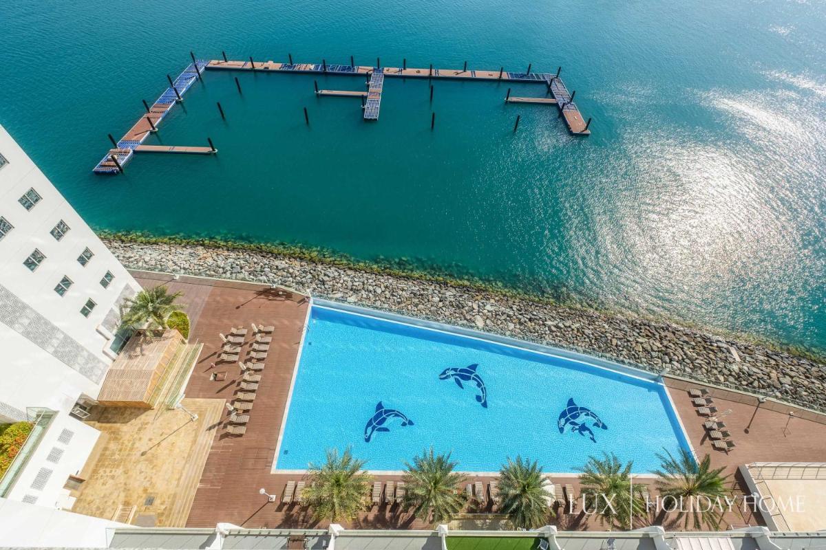 LUX - Opulent Island Suite Burj Khalifa View 2