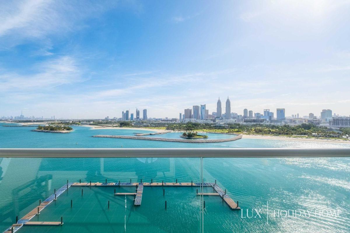 LUX - Opulent Island Suite Burj Khalifa View 2