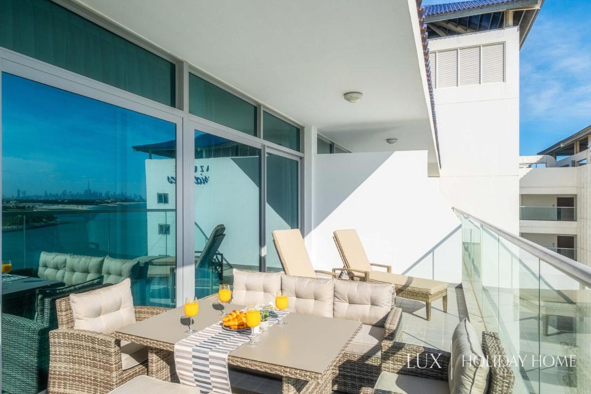 LUX - Opulent Island Suite Burj Khalifa View 2
