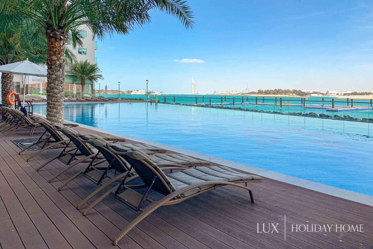 LUX - Opulent Island Suite Burj Khalifa View 2