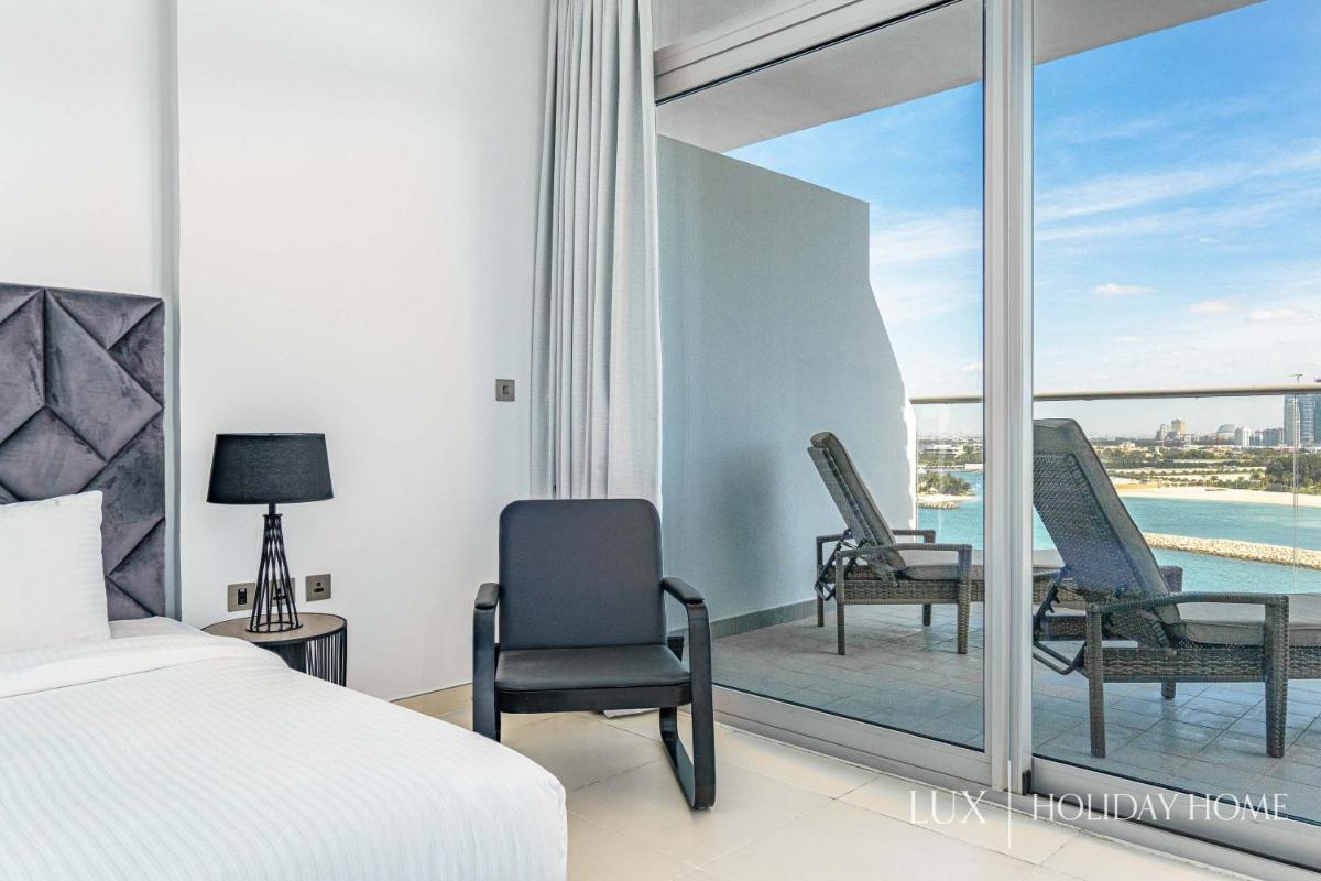 LUX - Opulent Island Suite Burj Khalifa View 2