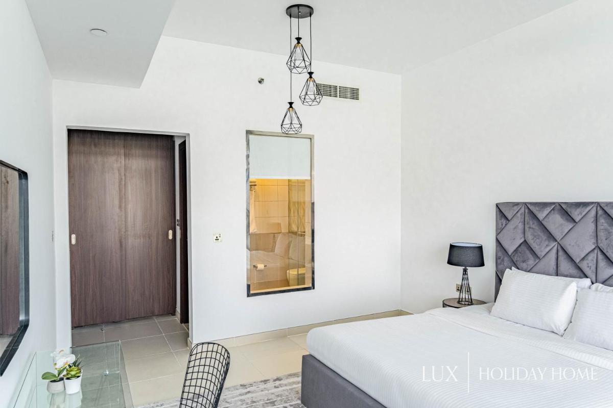 LUX - Opulent Island Suite Burj Khalifa View 2