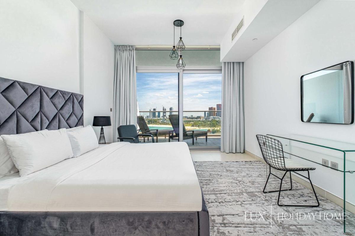 LUX - Opulent Island Suite Burj Khalifa View 2