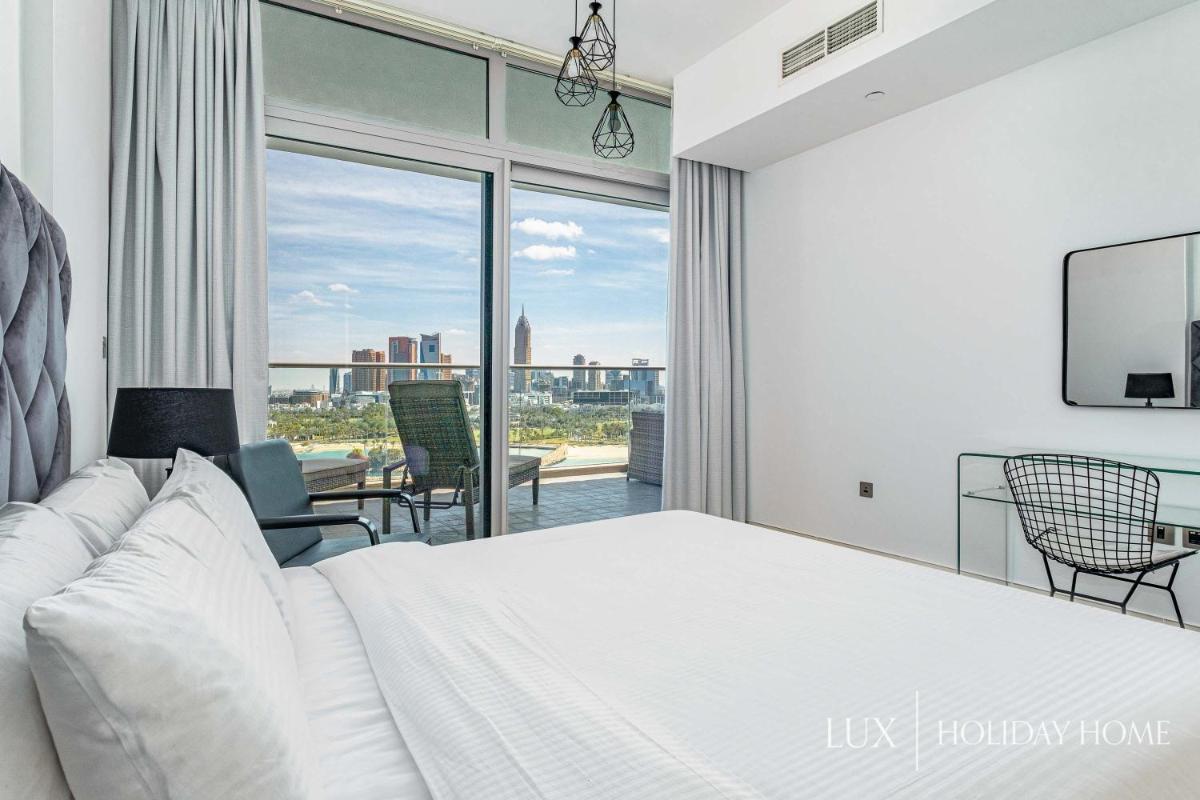 LUX - Opulent Island Suite Burj Khalifa View 2