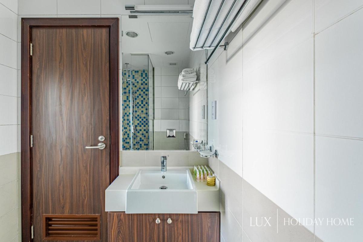 LUX - Opulent Island Suite Burj Khalifa View 2