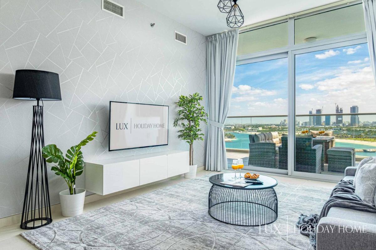 LUX - Opulent Island Suite Burj Khalifa View 2