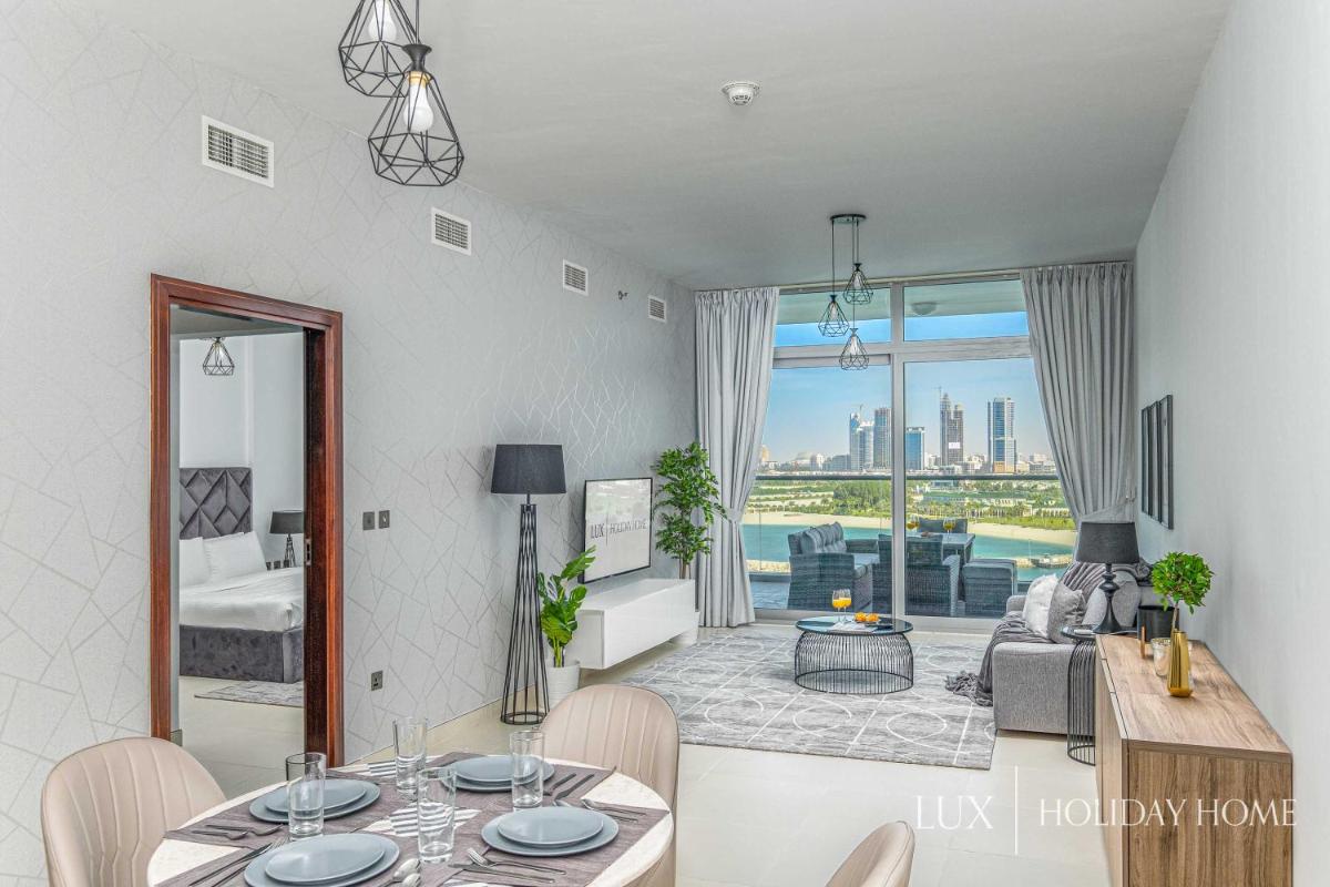 LUX - Opulent Island Suite Burj Khalifa View 2