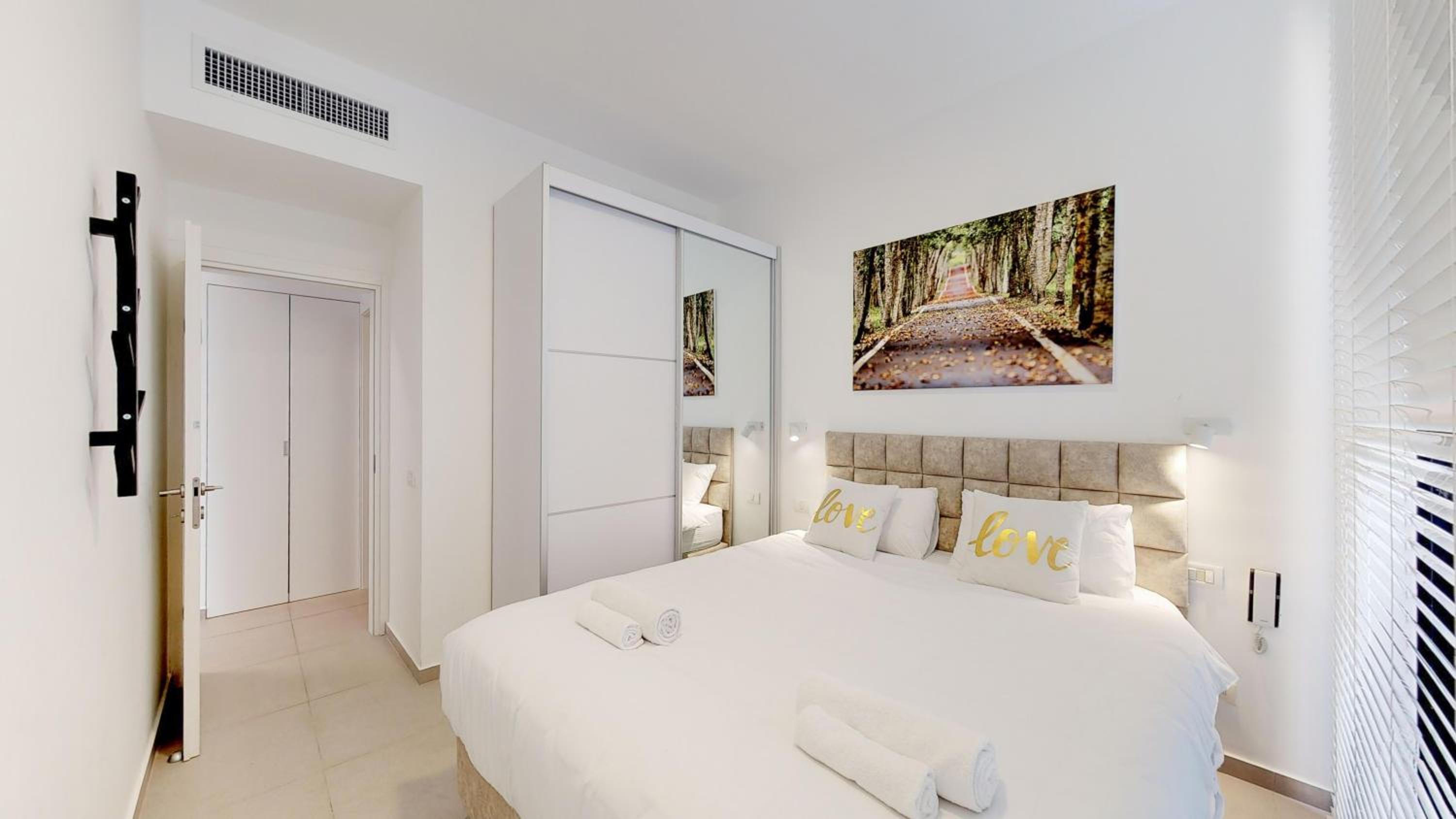 Cozy Allenby Apartment for 4 by HolyGuest view 5