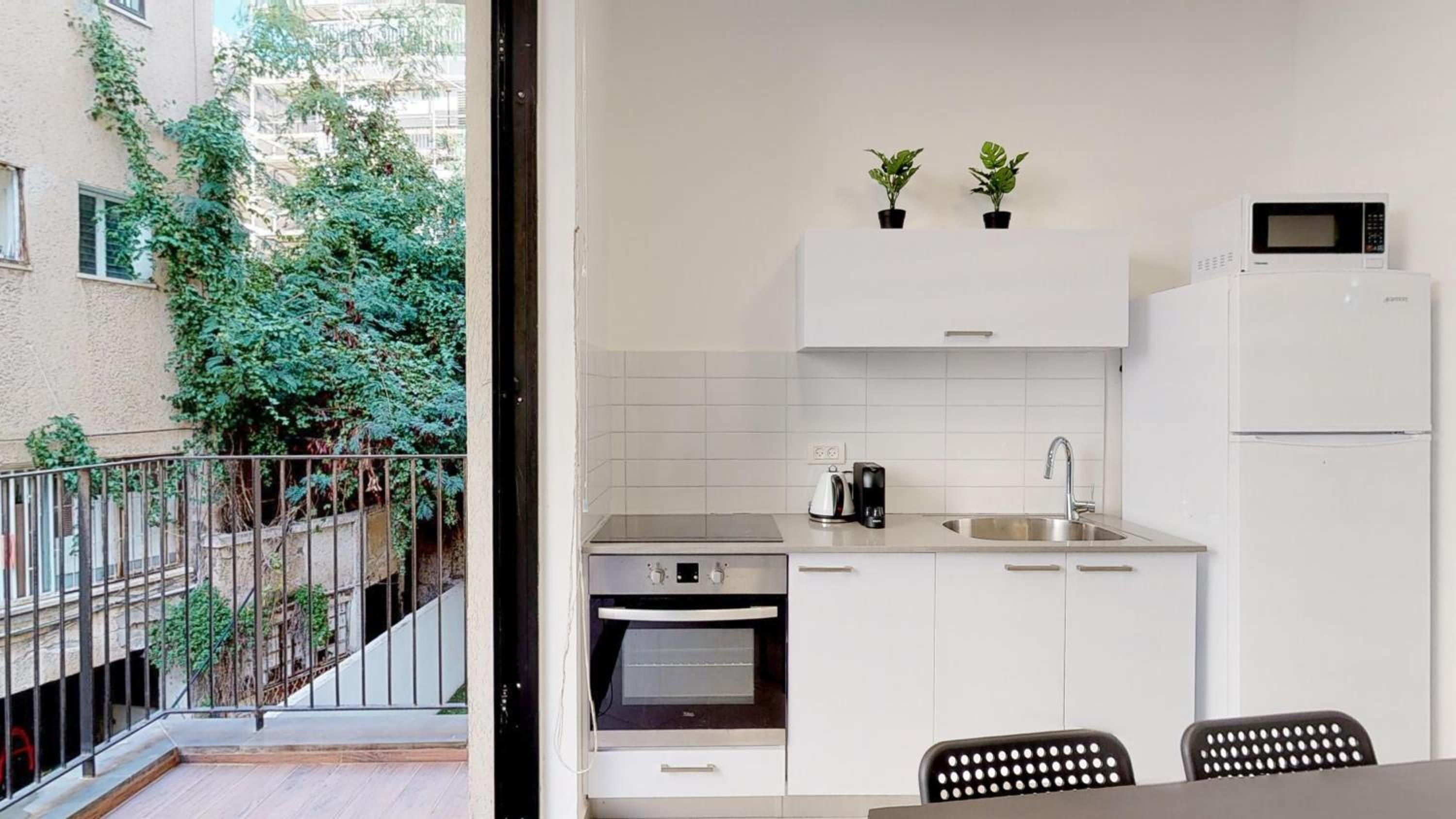 Cozy Allenby Apartment for 4 by HolyGuest view 4