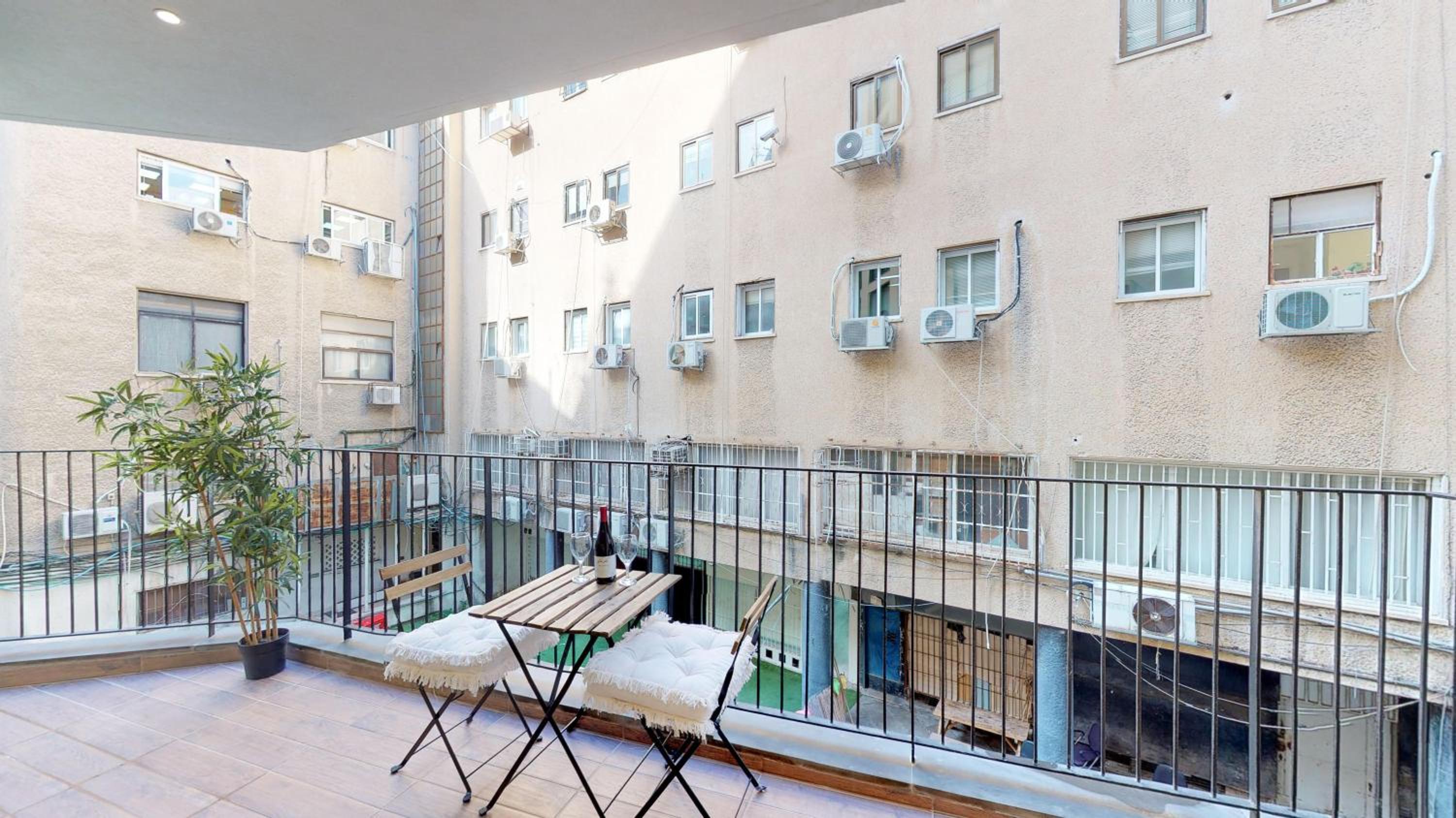 Cozy Allenby Apartment for 4 by HolyGuest view 2