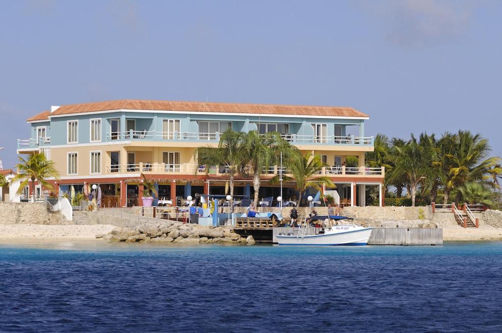 Oceanfront Tarpon at Den Laman