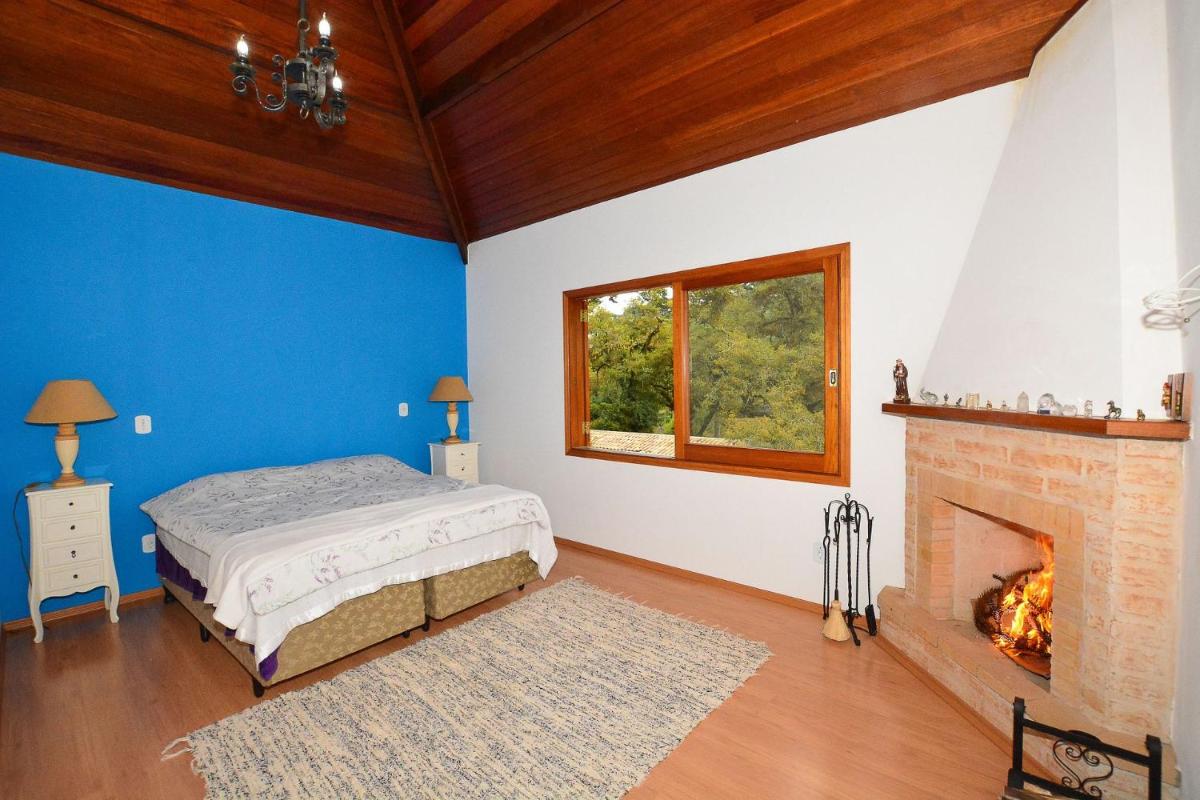 Casa com lareira e área gourmet em Monte Verde