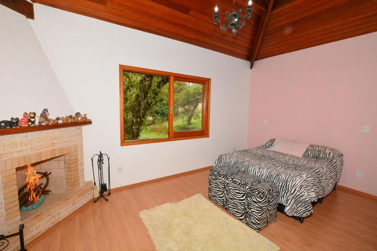 Casa com lareira e área gourmet em Monte Verde