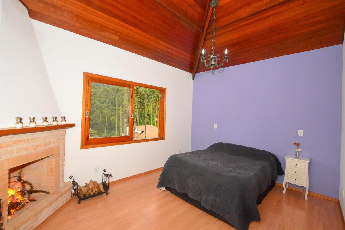 Casa com lareira e área gourmet em Monte Verde