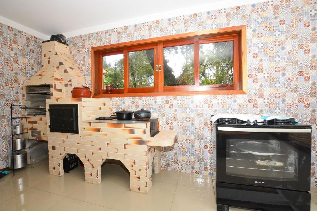 Casa com lareira e área gourmet em Monte Verde
