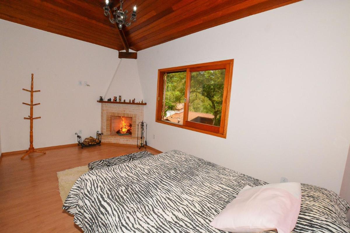Casa com lareira e área gourmet em Monte Verde