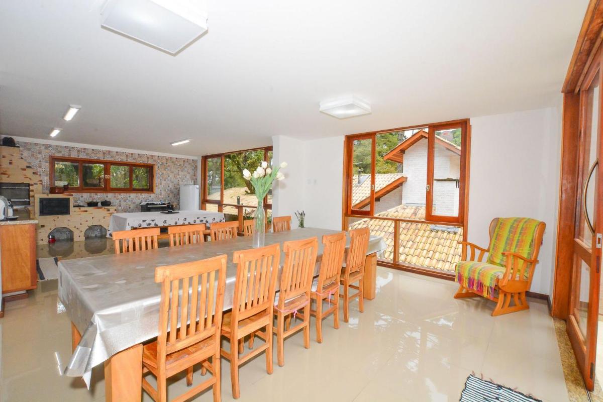 Casa com lareira e área gourmet em Monte Verde