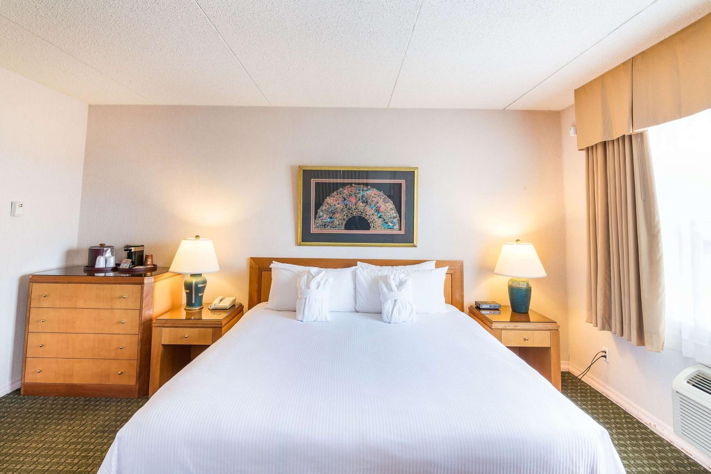 Thunder Bay Vacations - Ramada by Wyndham Thunder Bay Airlane Hotel - Property Image 1