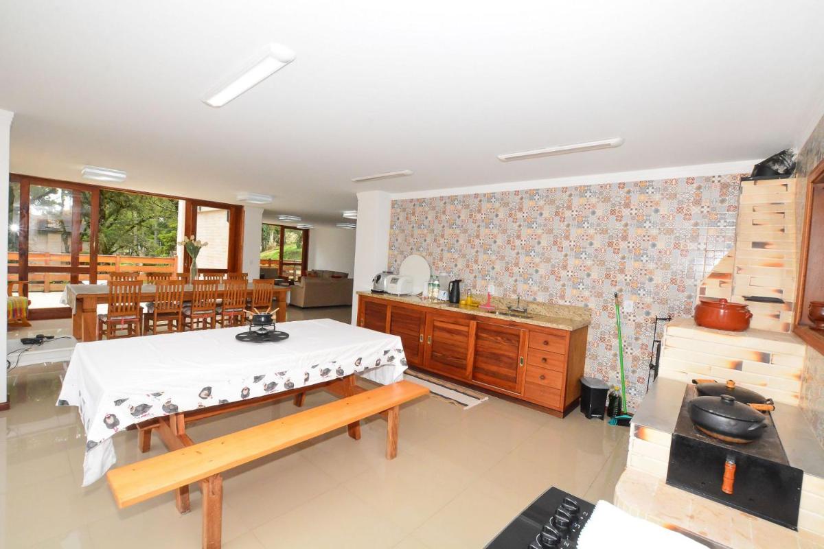 Casa com lareira e área gourmet em Monte Verde