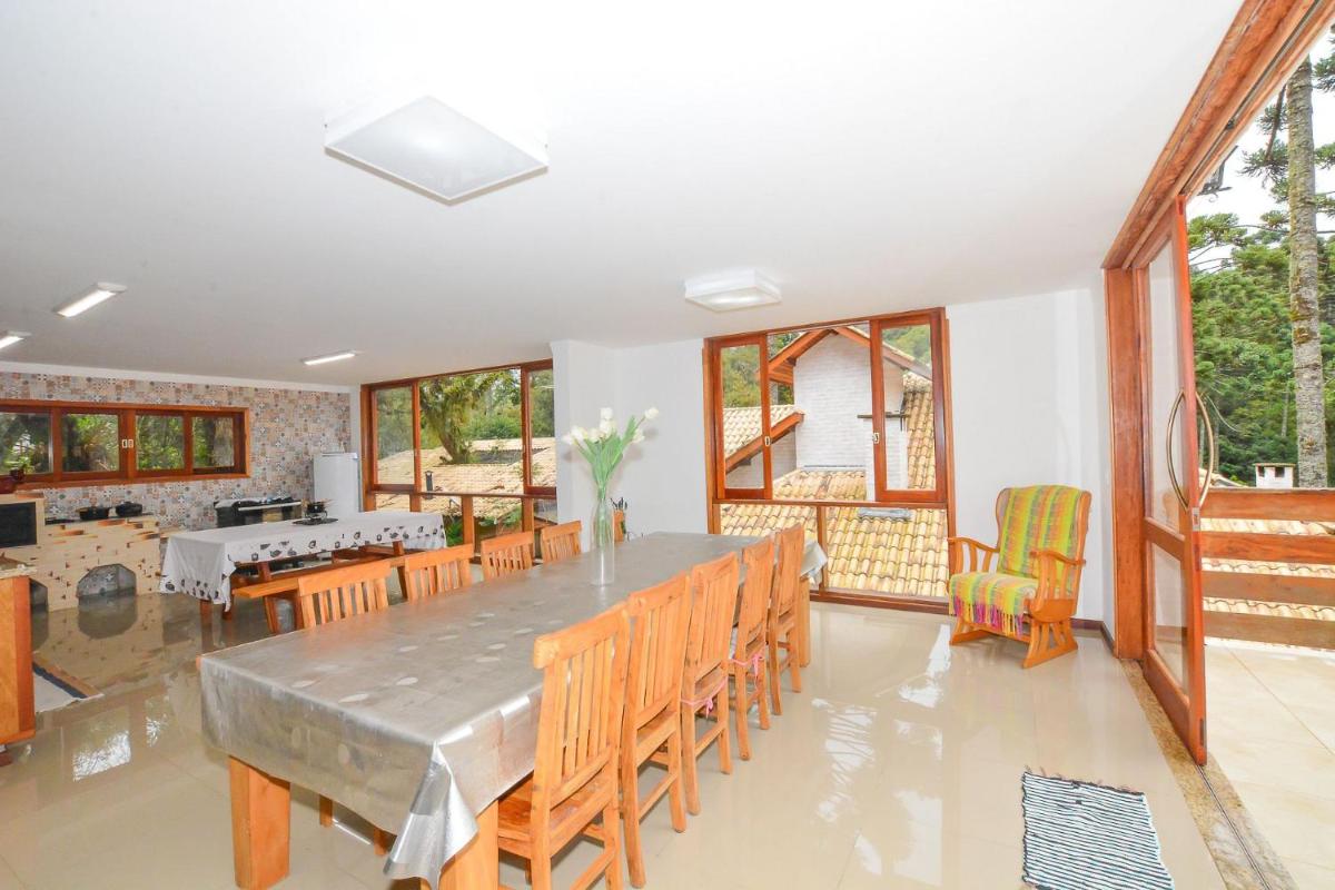 Casa com lareira e área gourmet em Monte Verde