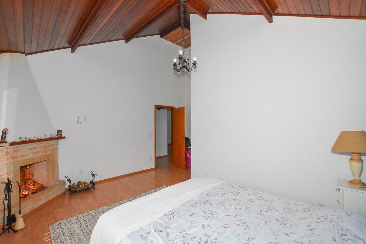 Casa com lareira e área gourmet em Monte Verde