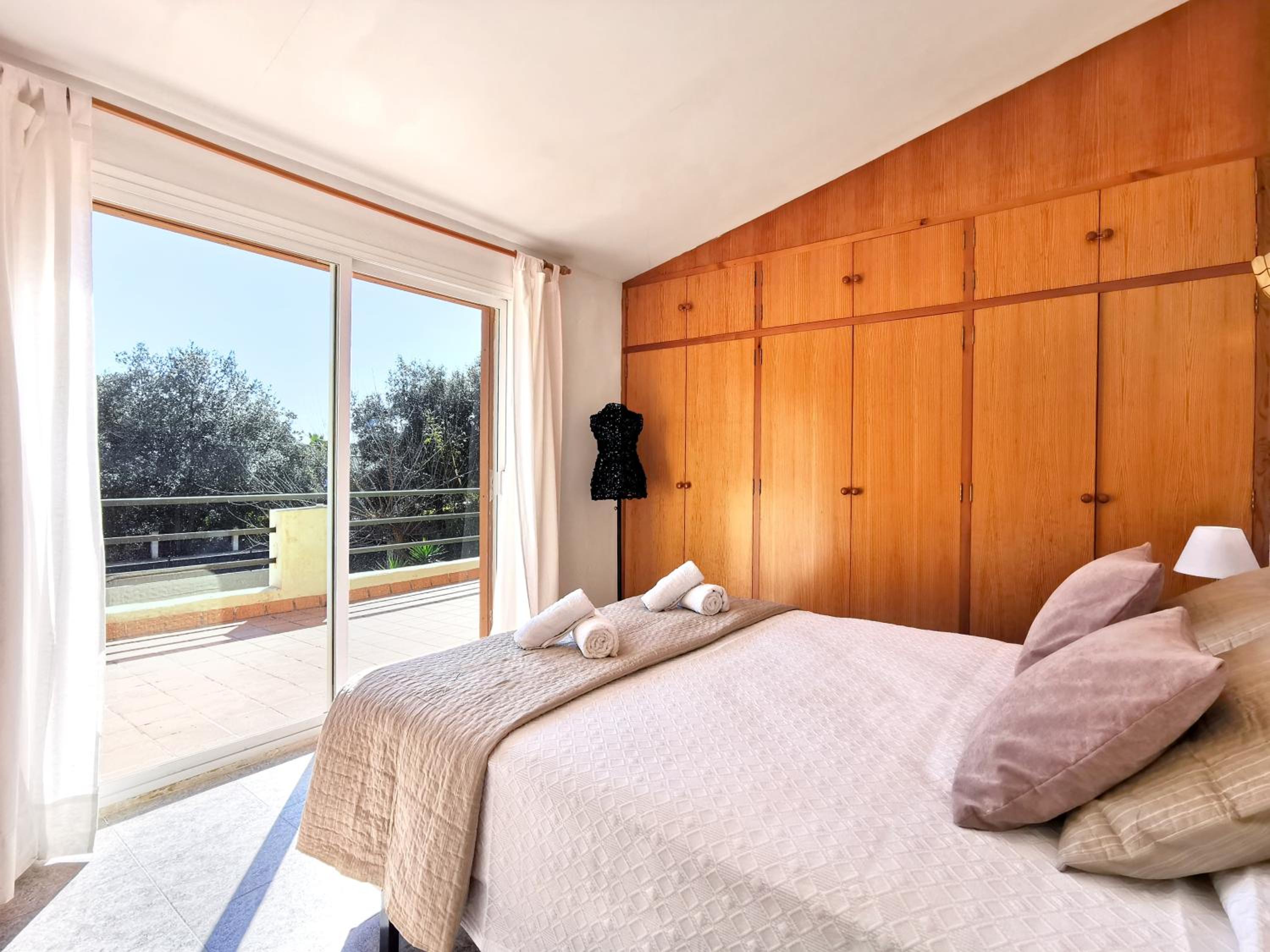 Villa Divuit Pins view 5