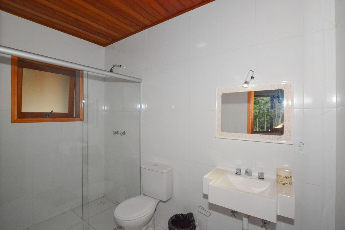 Casa com lareira e área gourmet em Monte Verde