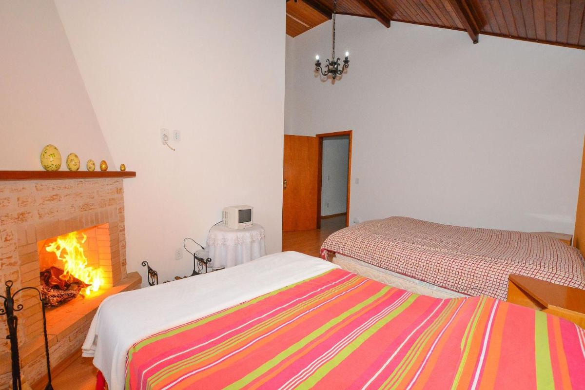 Casa com lareira e área gourmet em Monte Verde