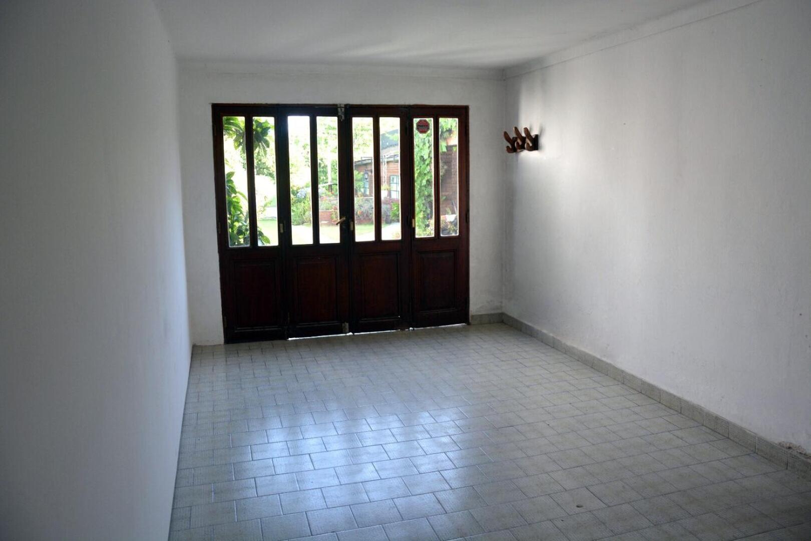 Casa c/amplio jardín, garage y parrilla.