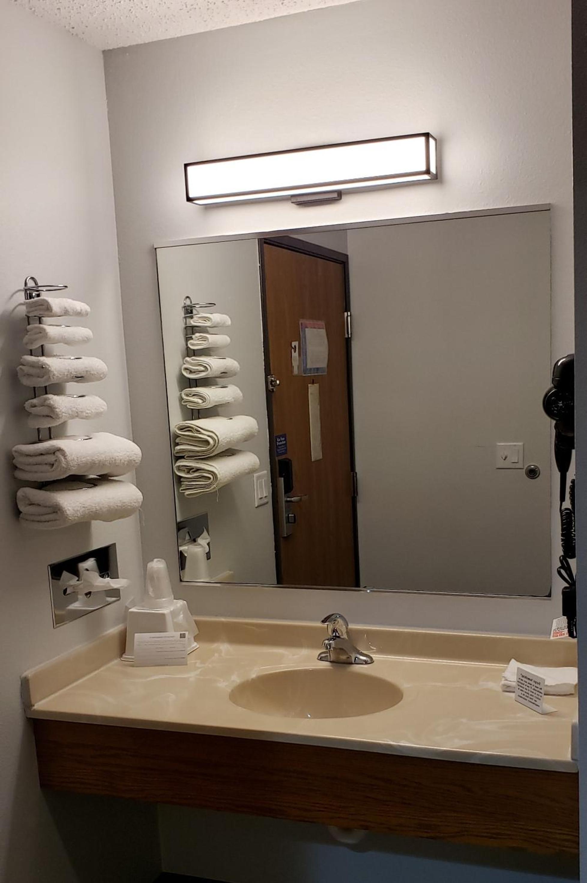 Motel 6-Kewanee, IL - Property Image 50