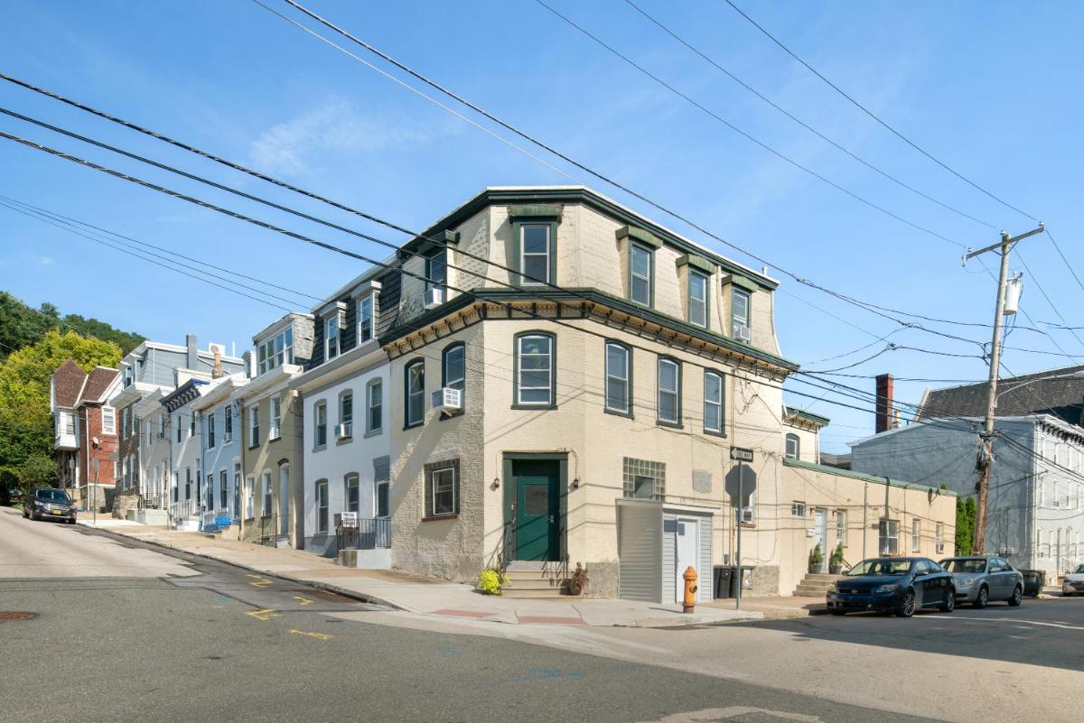 Modern Parisian Apartment in the Heart of Manayunk view 4