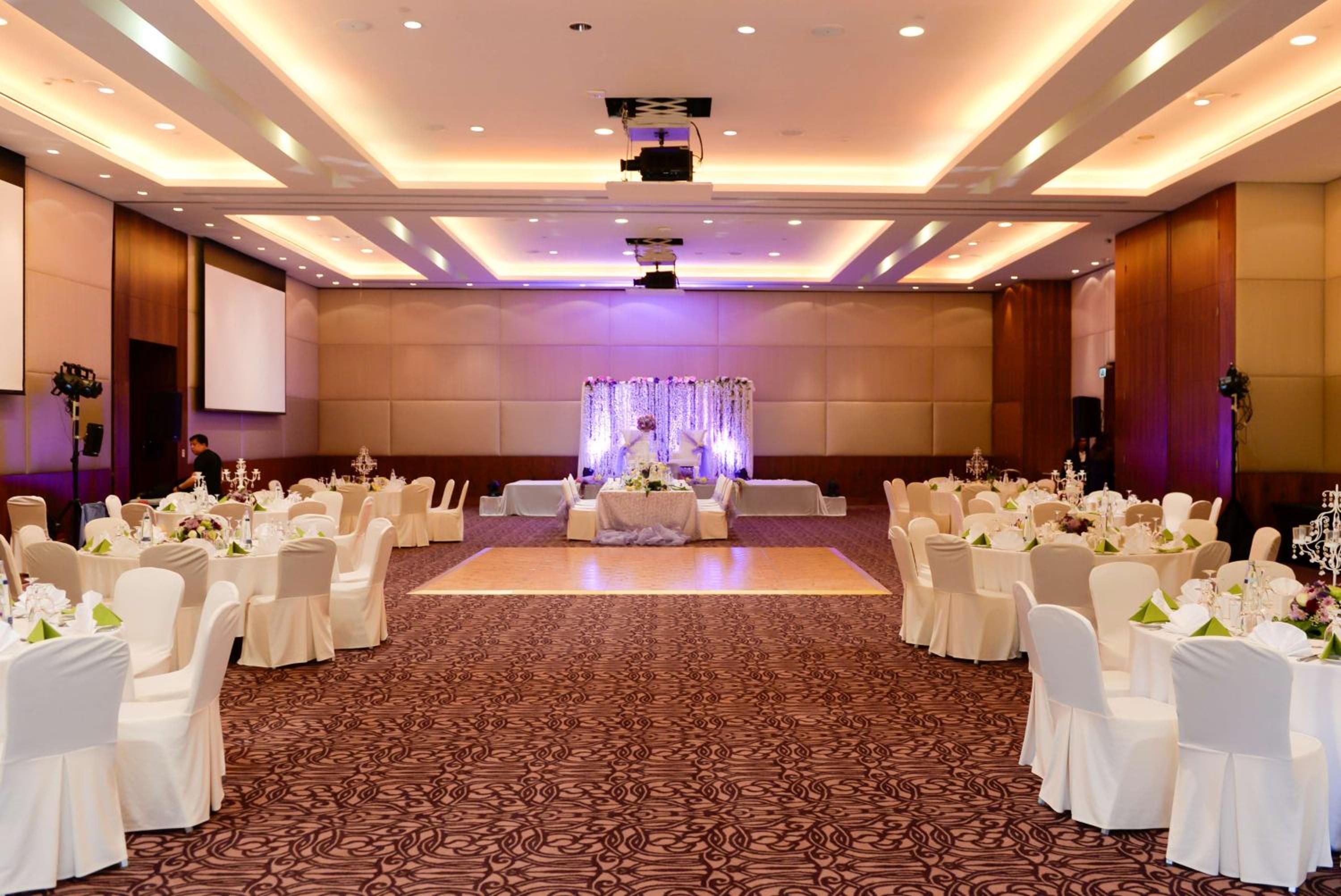 Yas Plaza Mangroves by IHG