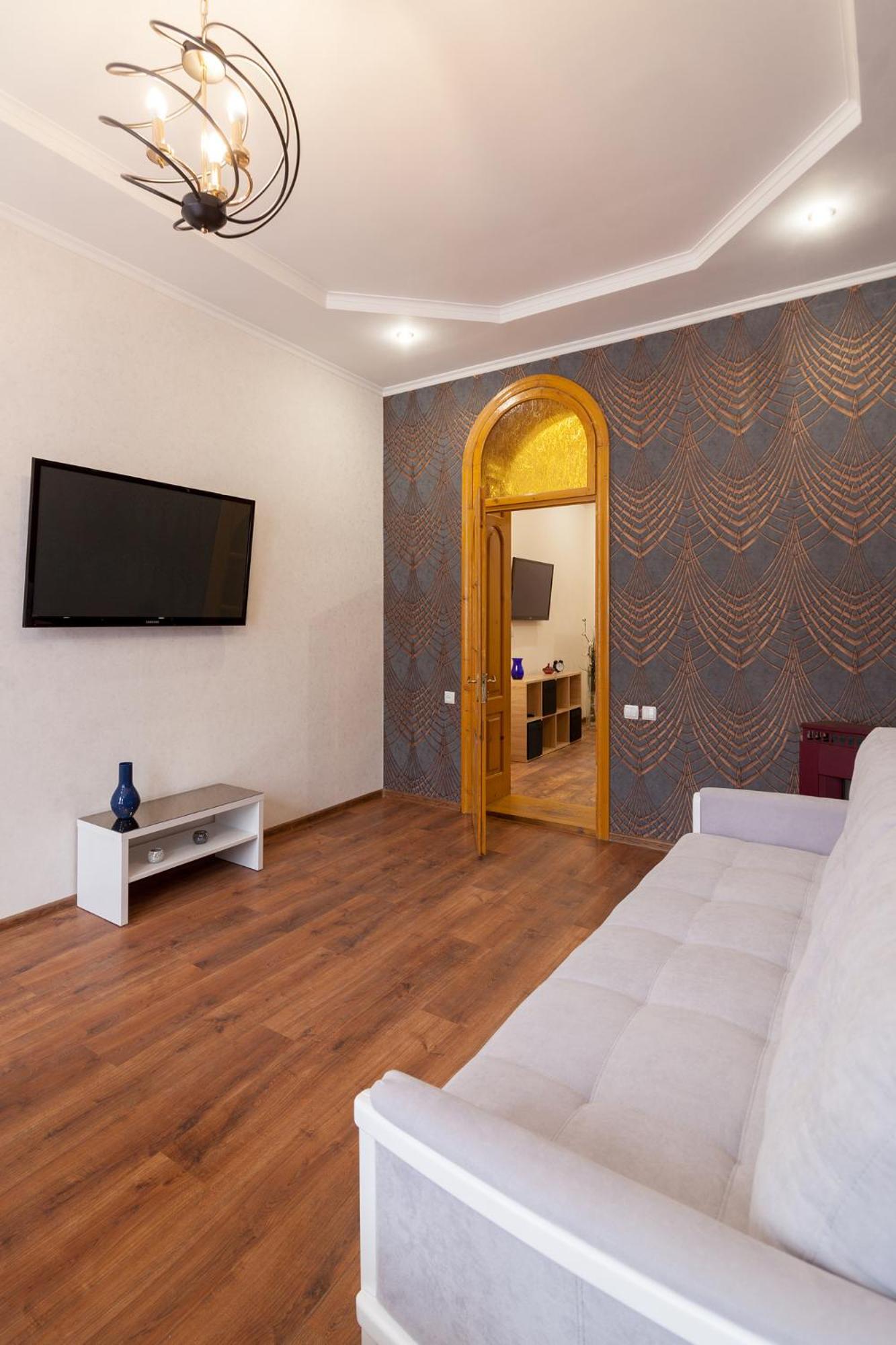LEOGRAND Apartments Panteleimona Kulisha 27 view 2