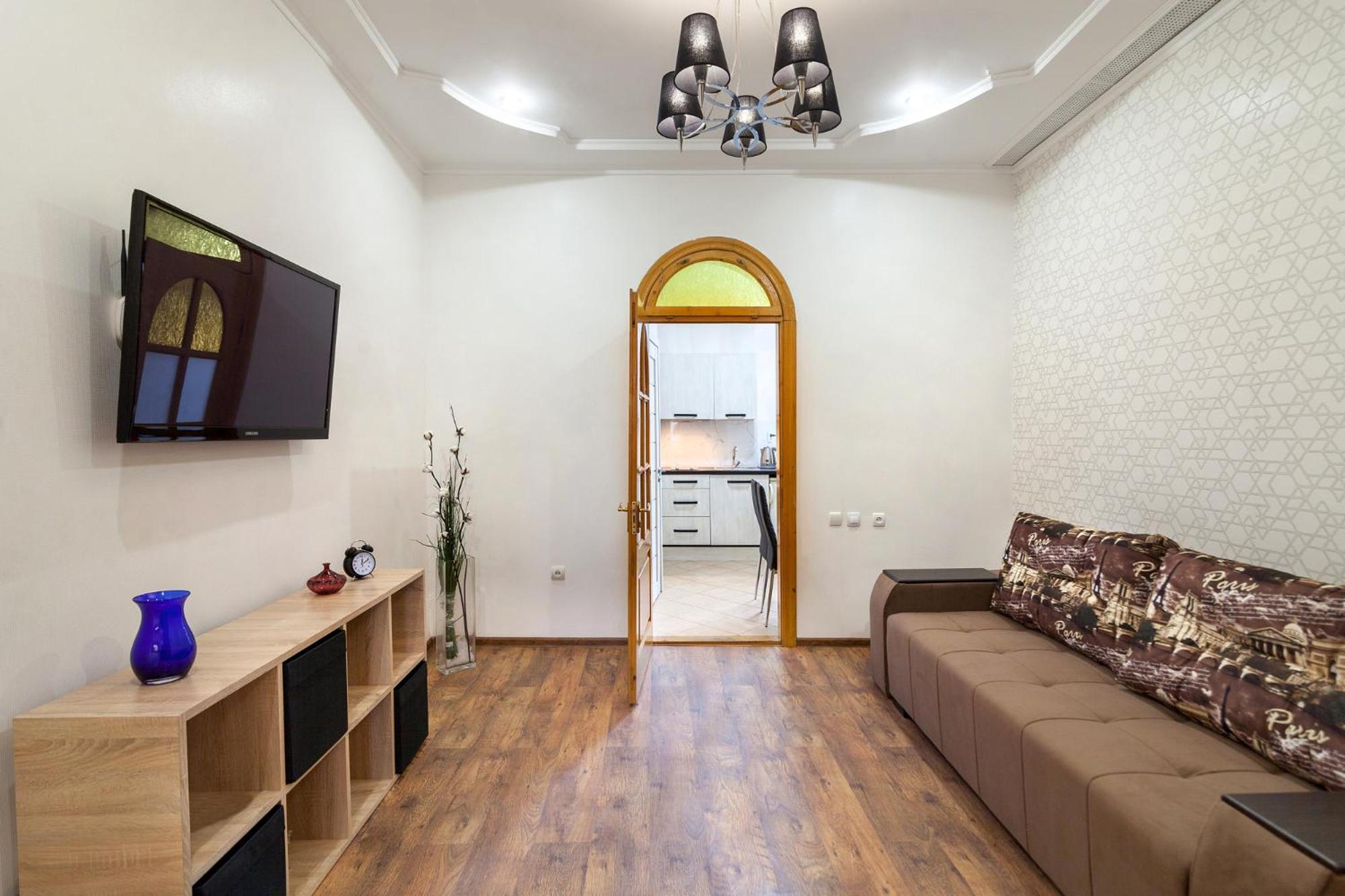 LEOGRAND Apartments Panteleimona Kulisha 27 view 3