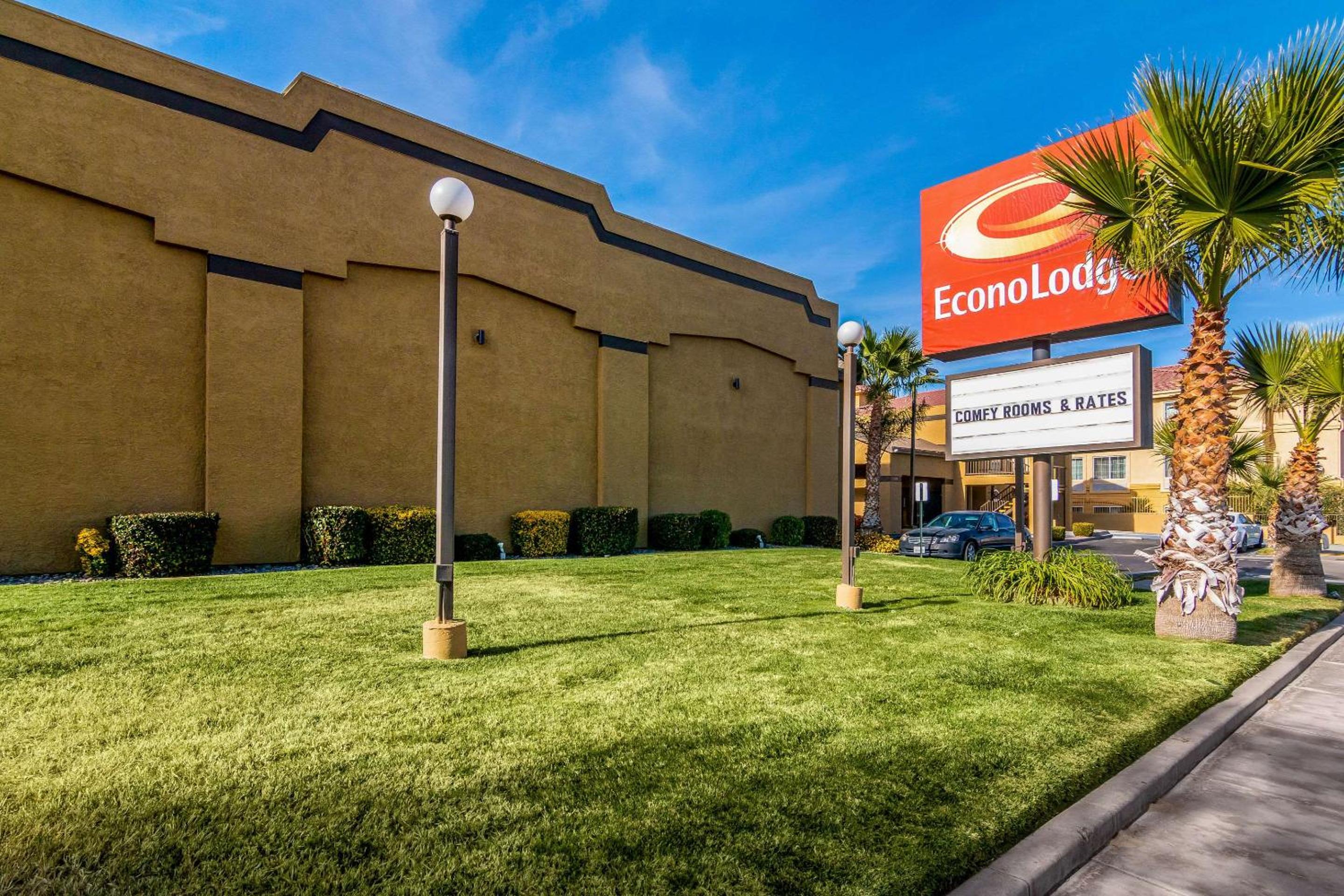 Econo Lodge Hesperia - Victorville I-15 view 4