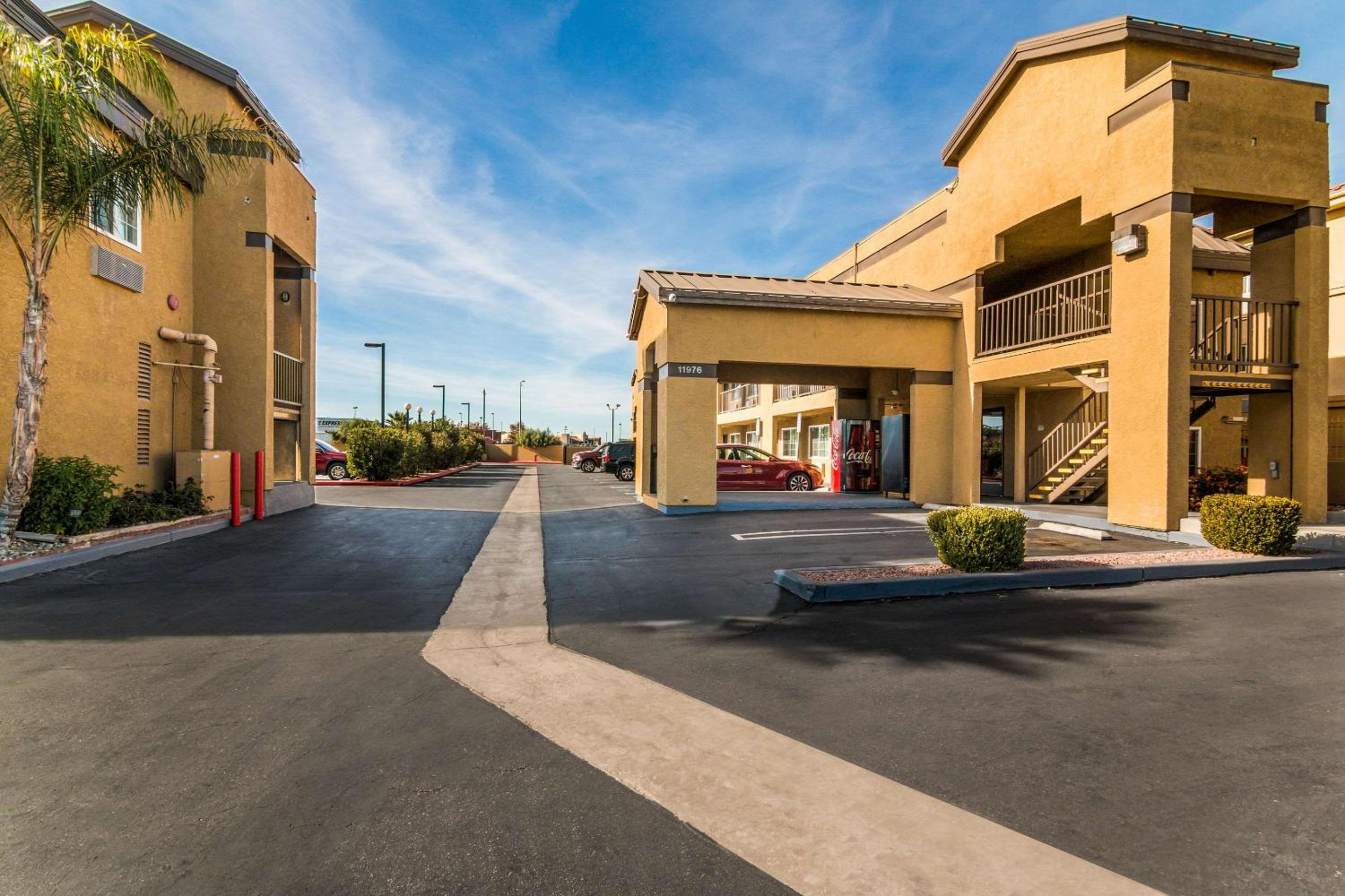 Econo Lodge Hesperia - Victorville I-15 view 2