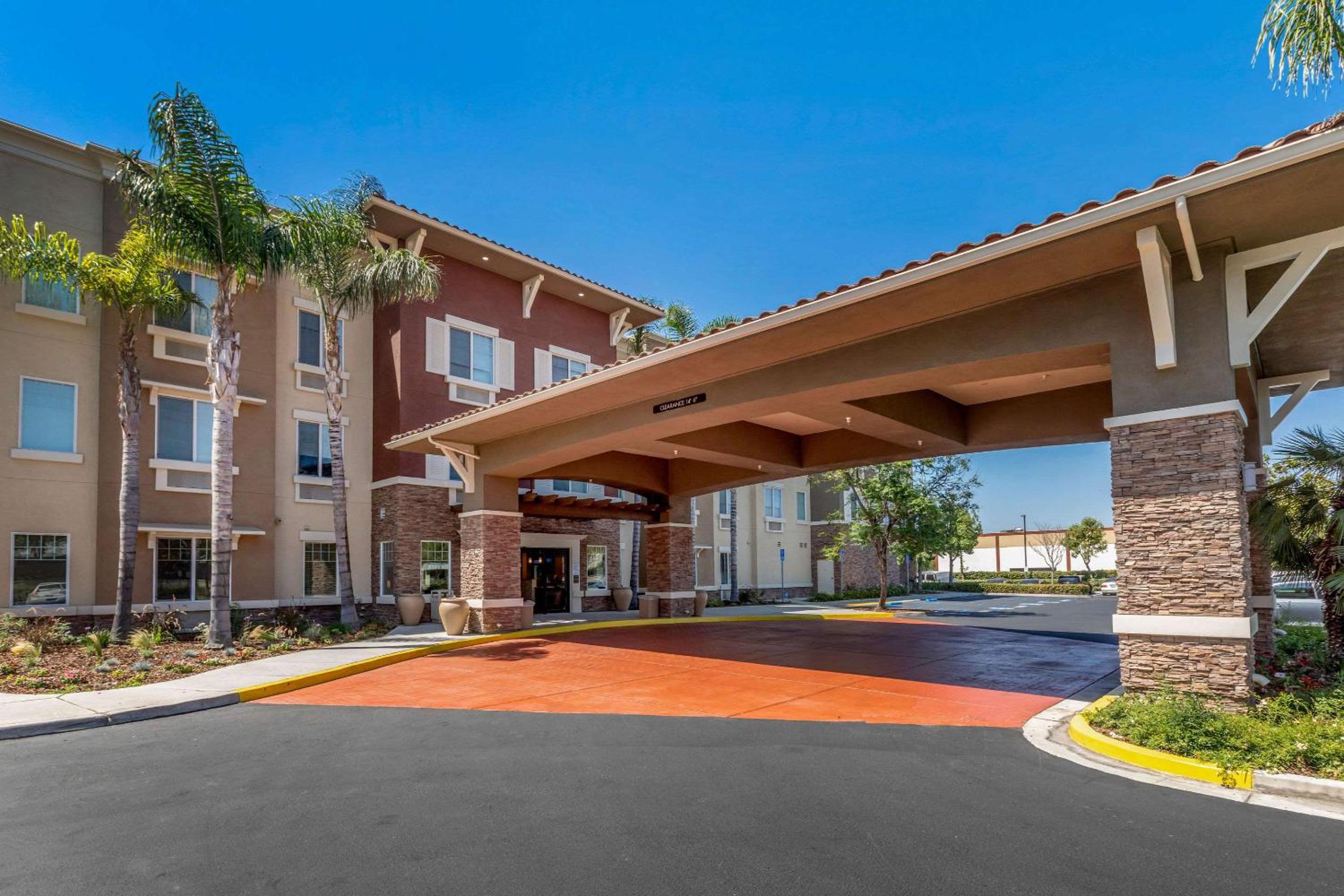 Hotel Comfort Inn & Suites Near Ontario Airport - Image 1
