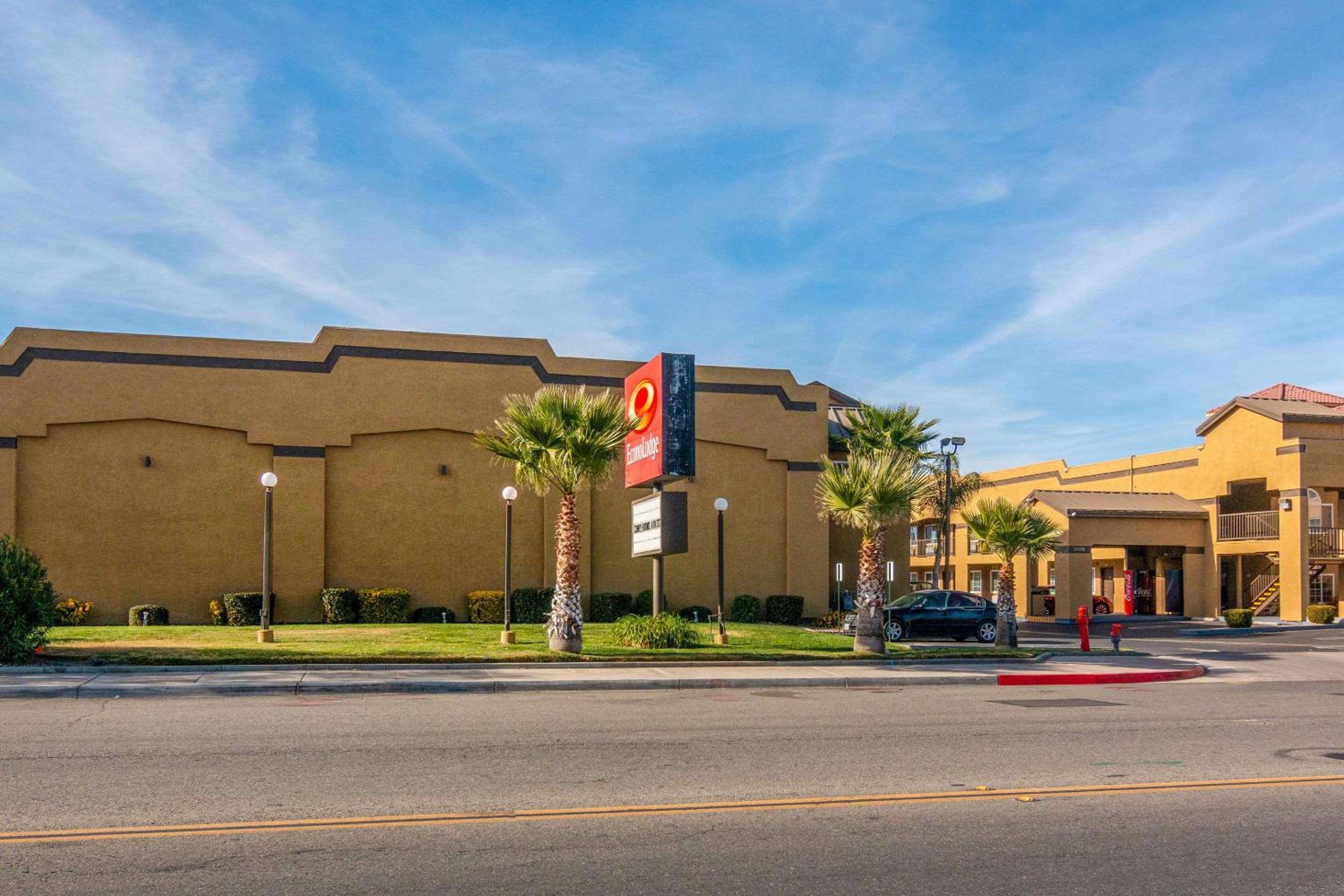 Econo Lodge Hesperia - Victorville I-15 view 5
