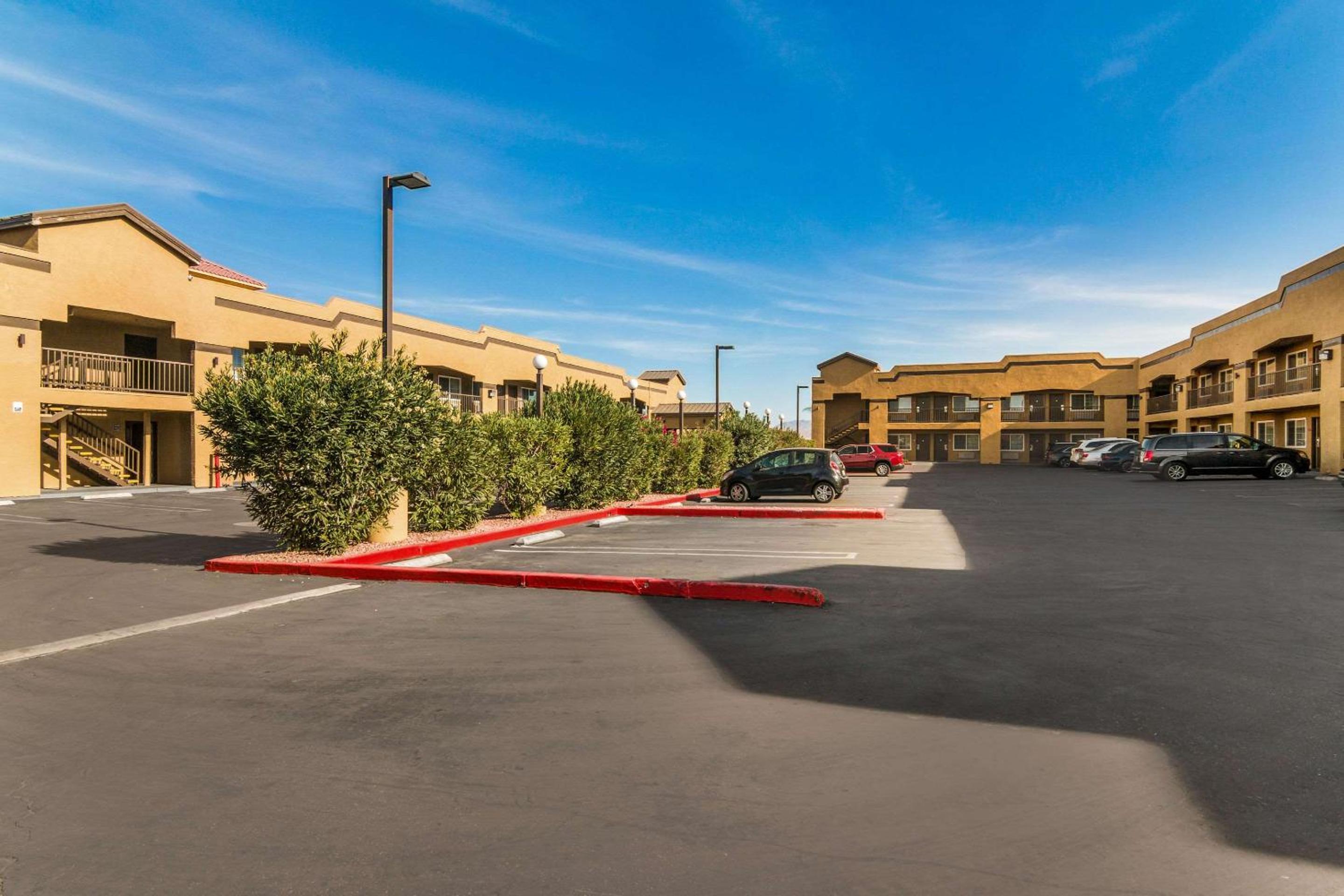 Econo Lodge Hesperia - Victorville I-15 view 3